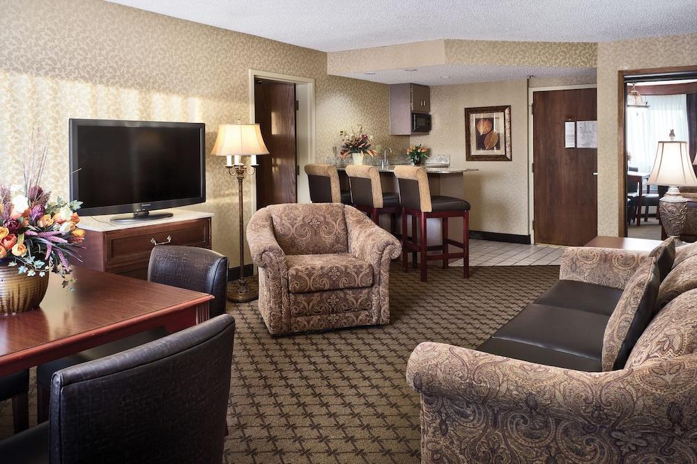 Best Western Plus Ramkota Hotel Sioux Falls Exterior photo