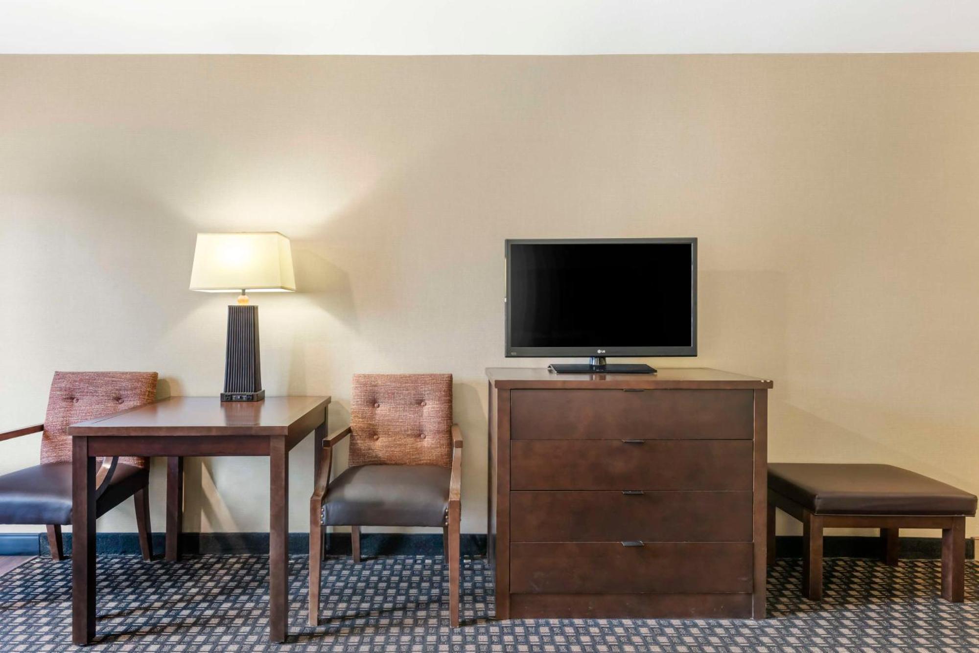 Best Western Plus Ramkota Hotel Sioux Falls Exterior photo