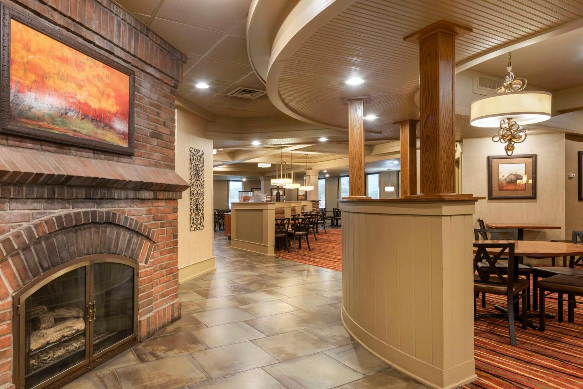 Best Western Plus Ramkota Hotel Sioux Falls Exterior photo