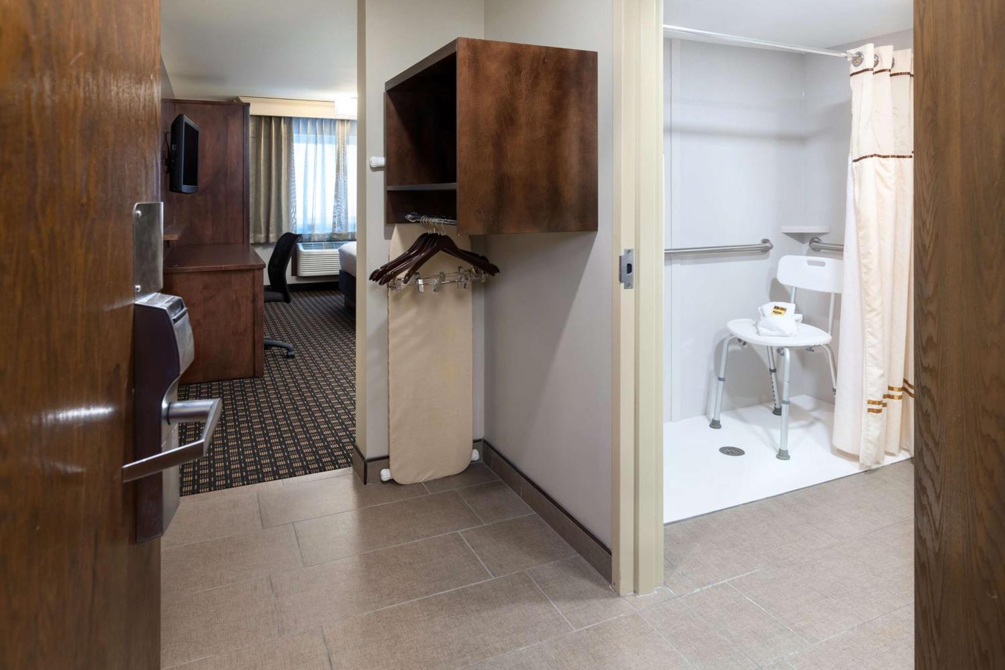 Best Western Plus Ramkota Hotel Sioux Falls Exterior photo