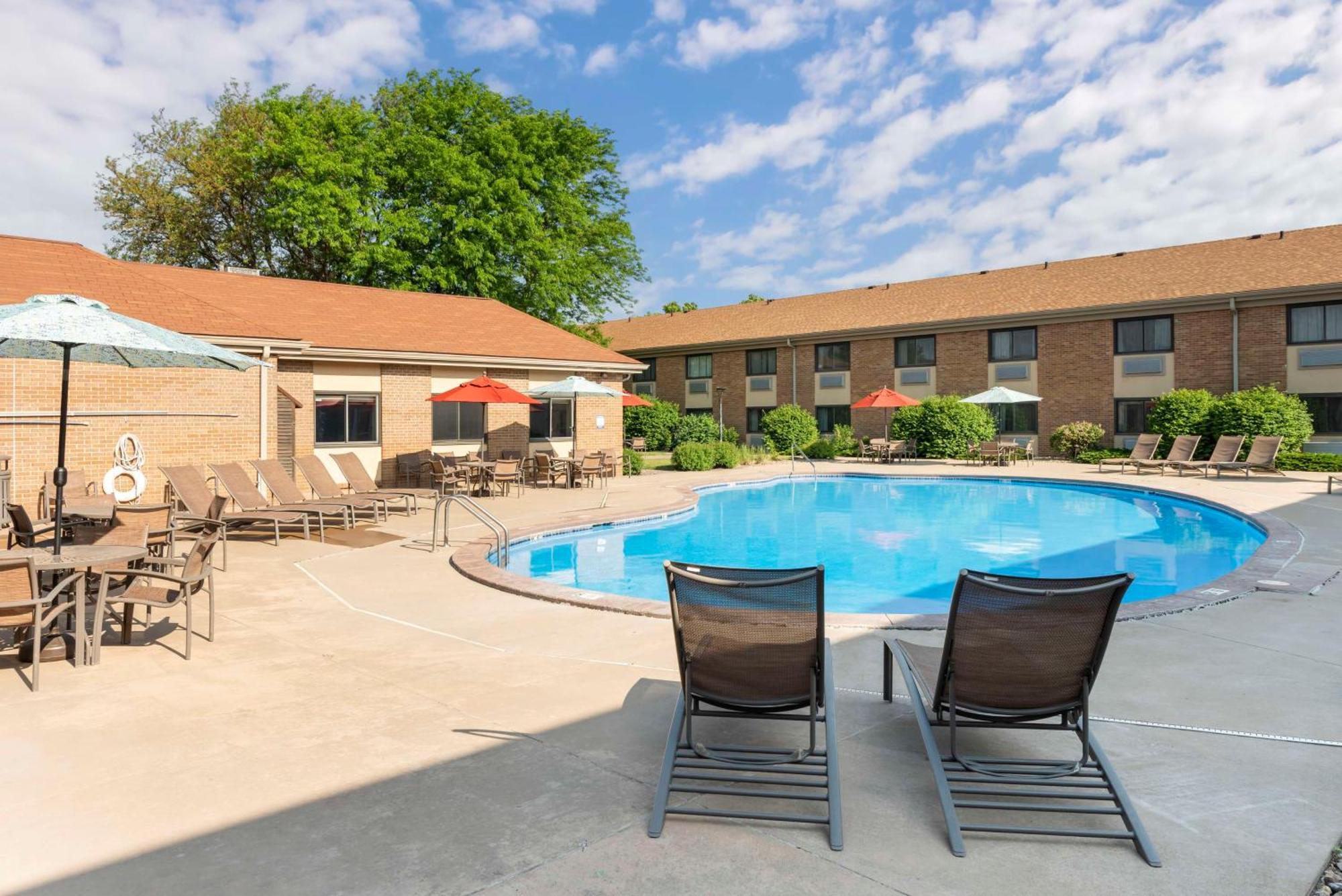 Best Western Plus Ramkota Hotel Sioux Falls Exterior photo