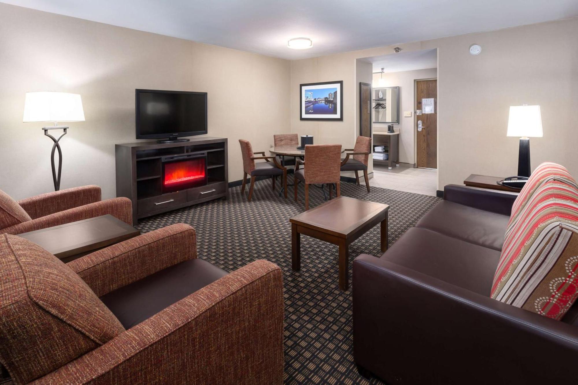 Best Western Plus Ramkota Hotel Sioux Falls Exterior photo